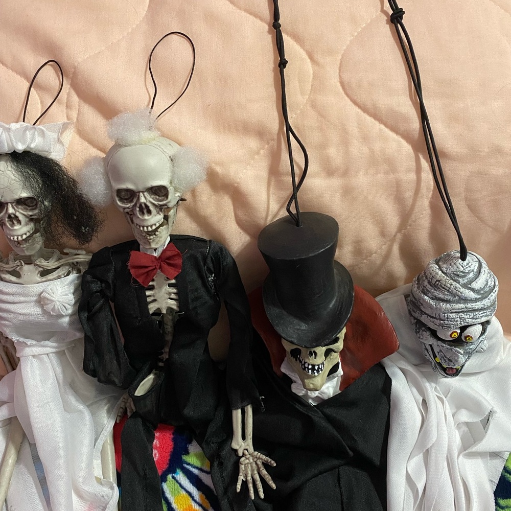 4 Hanging Halloween Decorations - excellent preowned - Picture 2 of 4